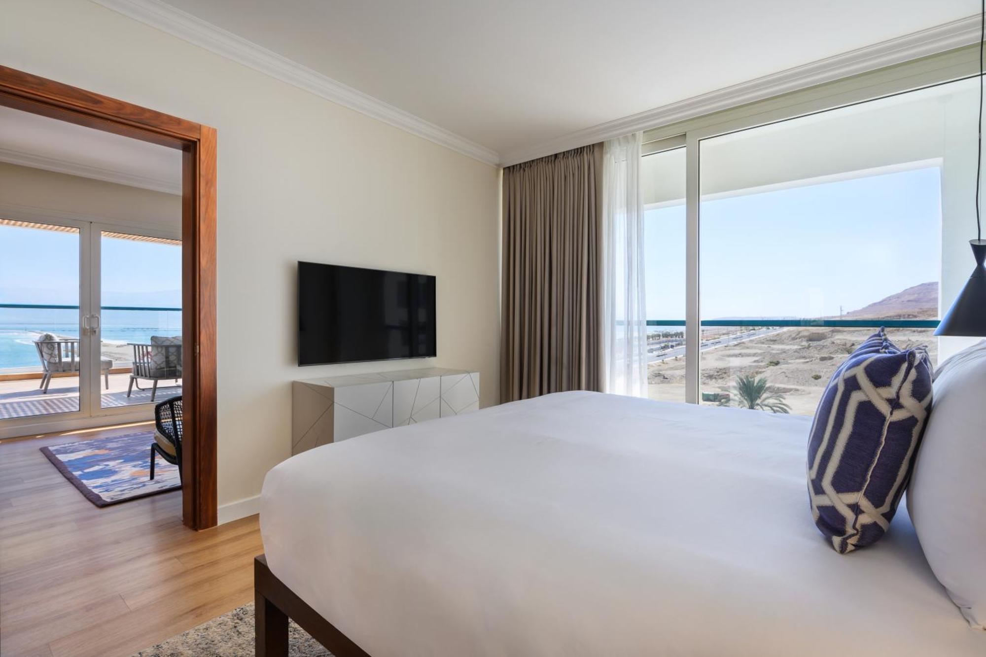 이스로텔 데드 씨 호텔 에인 보켁 외부 사진 A bedroom at the Hilton Sharm El Sheikh
