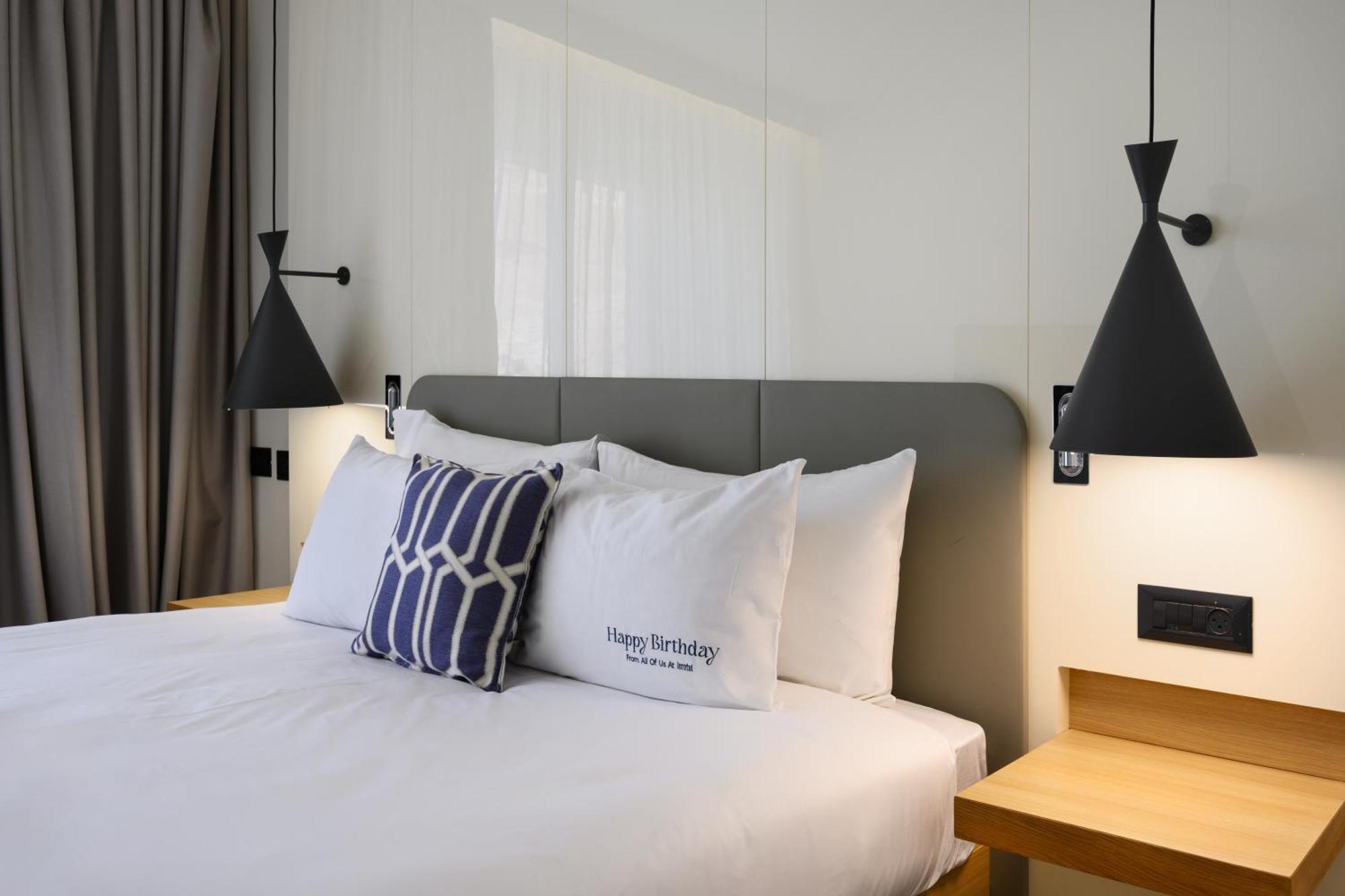 이스로텔 데드 씨 호텔 에인 보켁 외부 사진 A bedroom at the hotel
