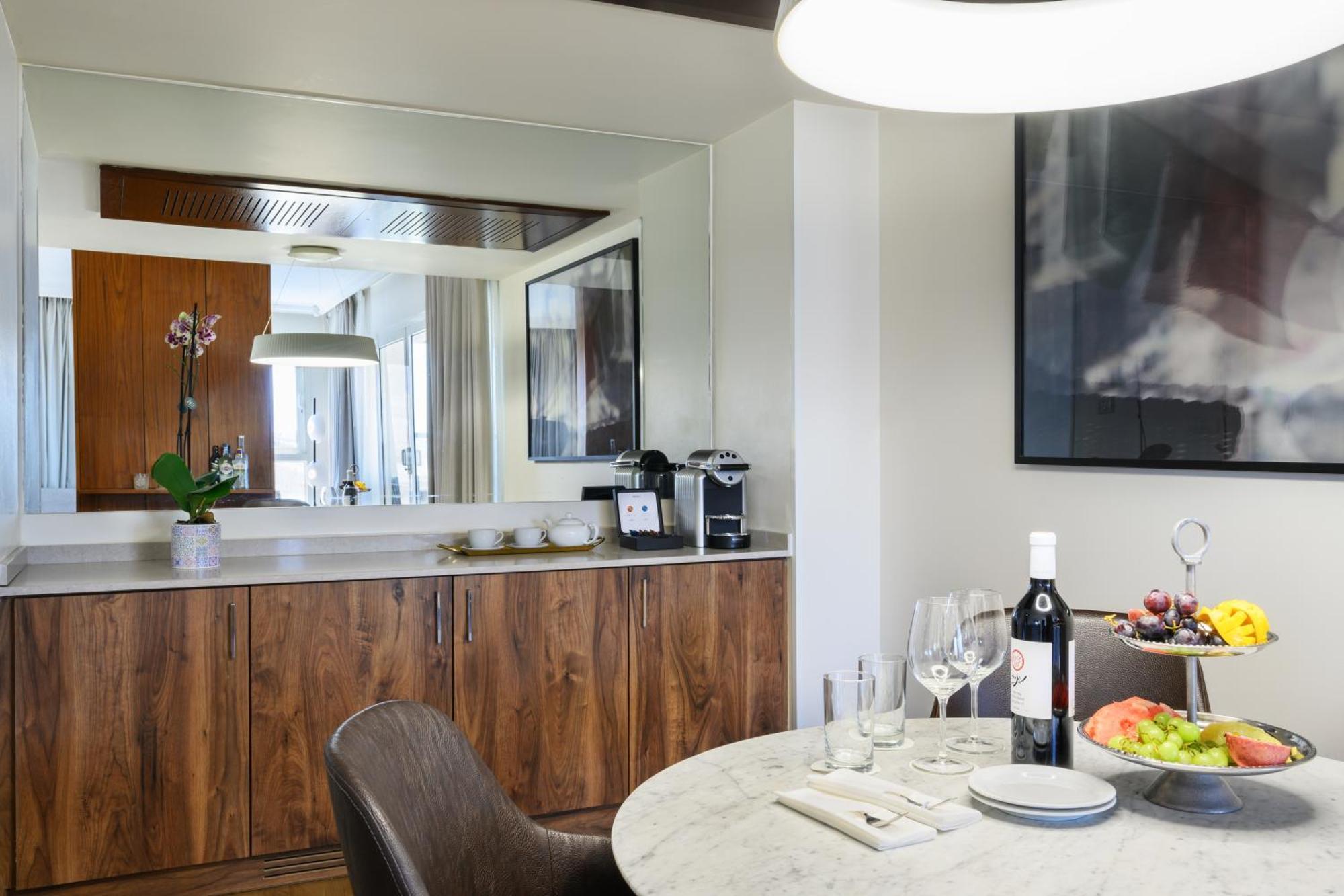 이스로텔 데드 씨 호텔 에인 보켁 외부 사진 Kitchenette in a suite at the Hotel