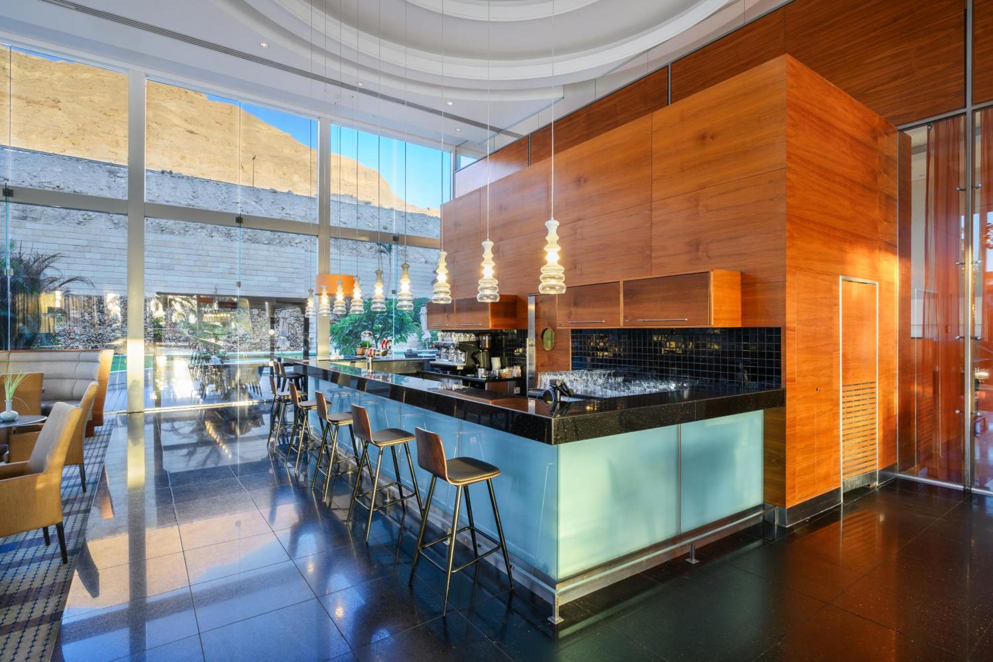 이스로텔 데드 씨 호텔 에인 보켁 외부 사진 The bar at the restaurant