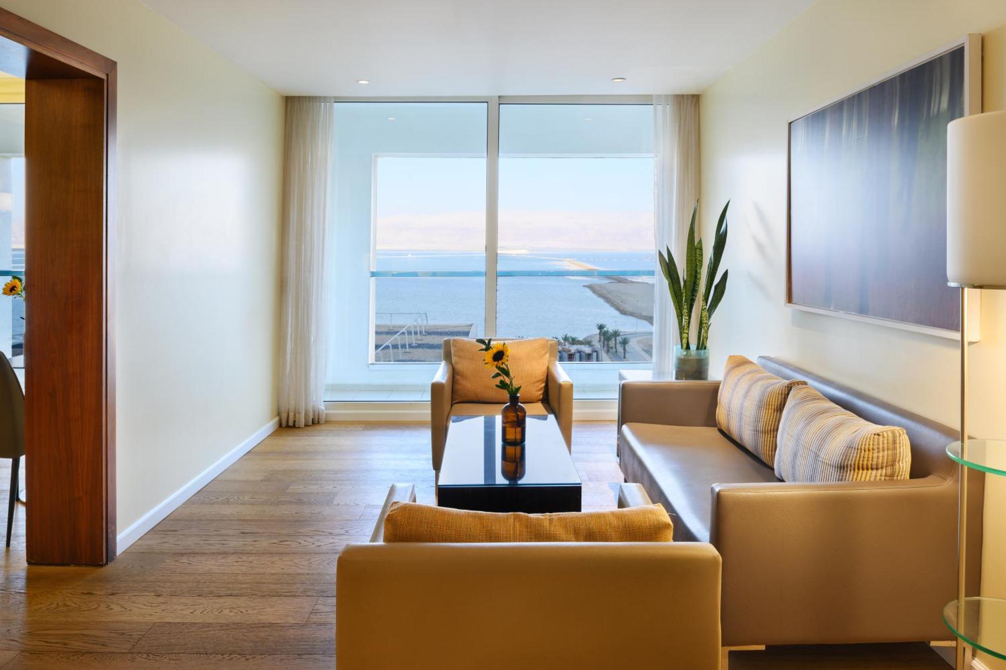 이스로텔 데드 씨 호텔 에인 보켁 외부 사진 A living room at the hotel