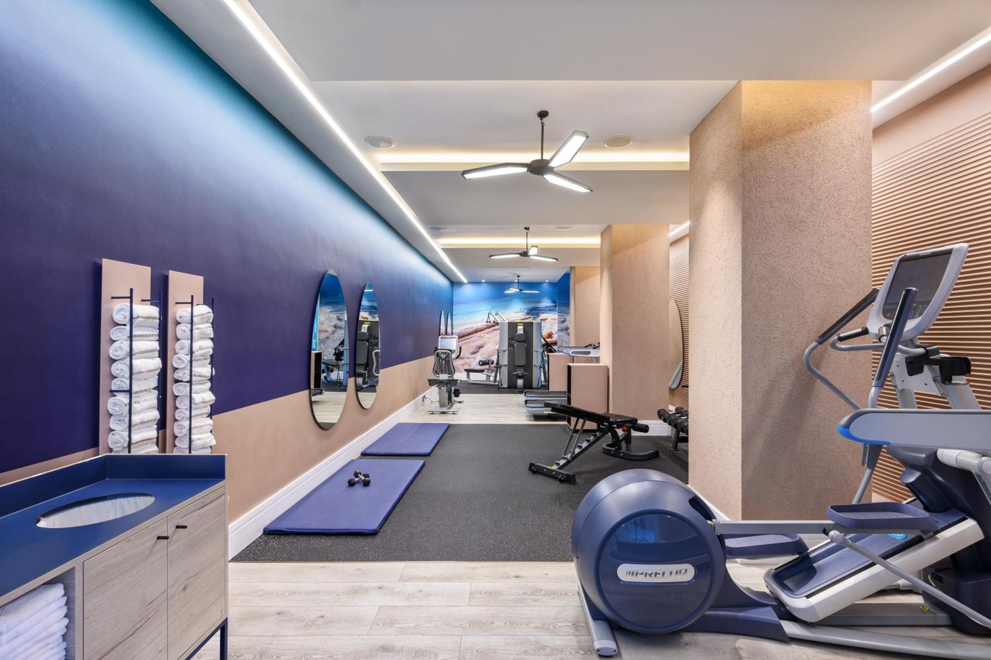 이스로텔 데드 씨 호텔 에인 보켁 외부 사진 The gym at the hotel