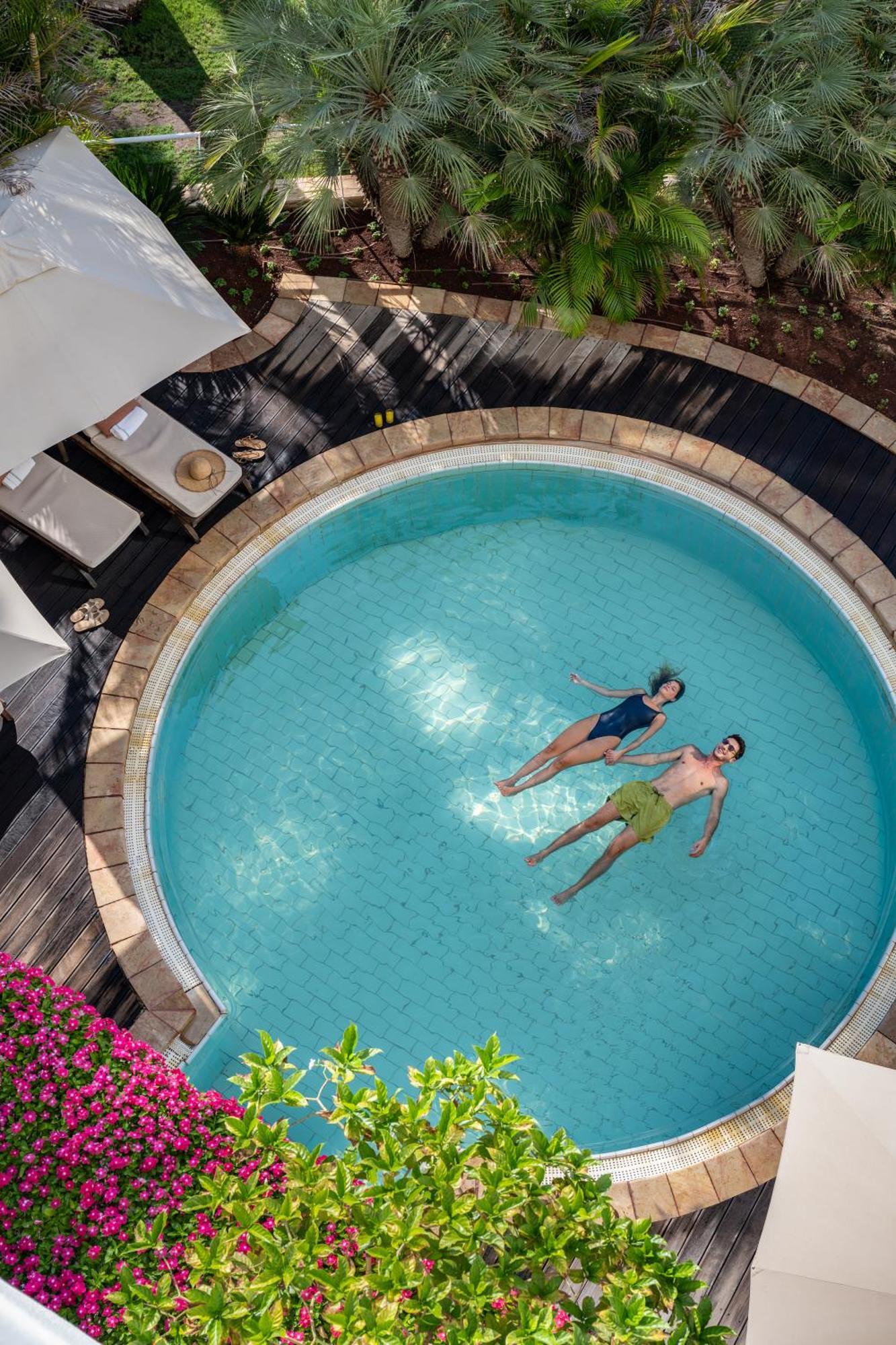 이스로텔 데드 씨 호텔 에인 보켁 외부 사진 The swimming pool at the hotel