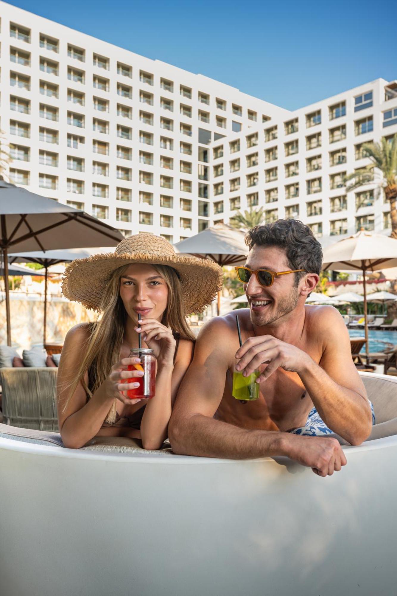 이스로텔 데드 씨 호텔 에인 보켁 외부 사진 Tourists at a resort in Egypt