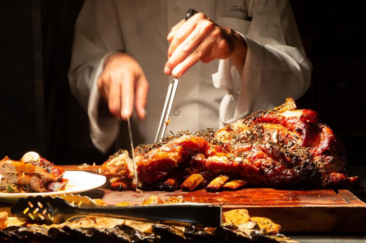 이스로텔 데드 씨 호텔 에인 보켁 외부 사진 A chef carving a roast