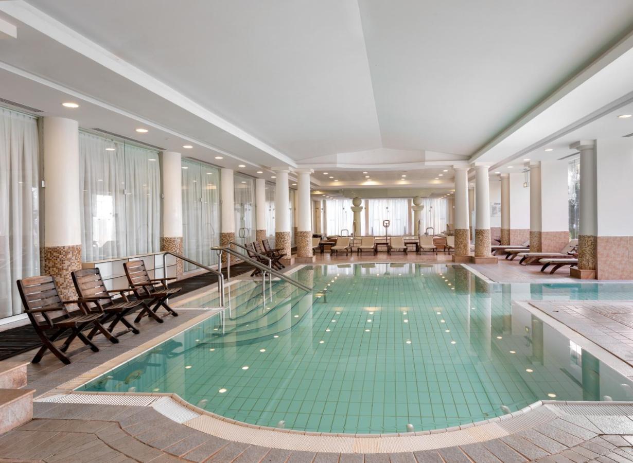 이스로텔 데드 씨 호텔 에인 보켁 외부 사진 The swimming pool at the hotel