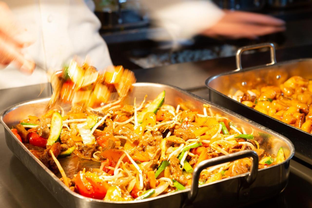 이스로텔 데드 씨 호텔 에인 보켁 외부 사진 A chef preparing food