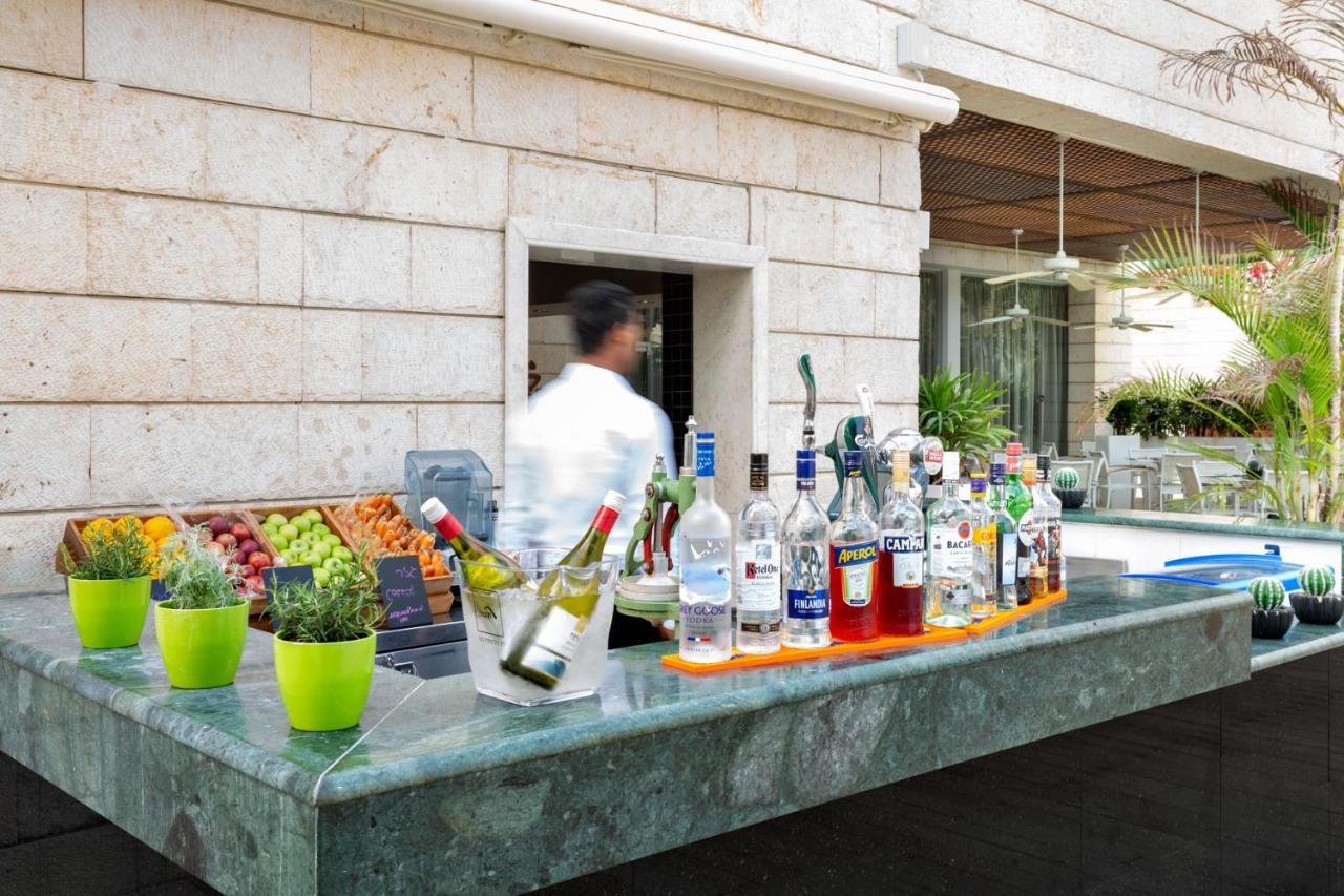 이스로텔 데드 씨 호텔 에인 보켁 외부 사진 A bar at a hotel